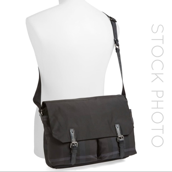 Burberry Sundorne Beat Check Print Nylon Messenger - Picture 3 of 8